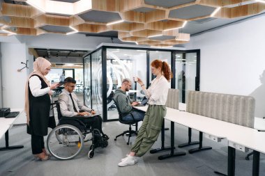 Bir girişim alanında beyin fırtınası yapan genç iş adamları grubu iş projelerini, yatırımları ve sorunların çözümünü tartışıyor.