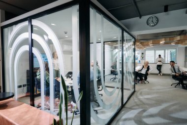 Çeşitli iş adamları, sanal gözlük takan, gelecekteki çalışma alanlarında yenilik ve yaratıcılık sergileyen yeni bir sanal gerçeklik teknolojisini dener ve denerler..