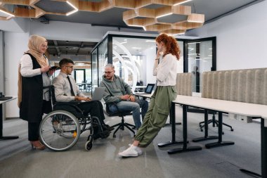 Bir girişim alanında beyin fırtınası yapan genç iş adamları grubu iş projelerini, yatırımları ve sorunların çözümünü tartışıyor.