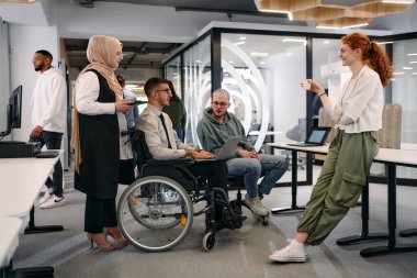 Bir girişim alanında beyin fırtınası yapan genç iş adamları grubu iş projelerini, yatırımları ve sorunların çözümünü tartışıyor.