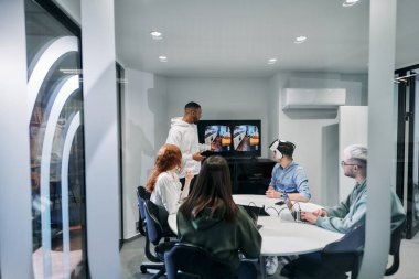 Çeşitli iş adamları, sanal gözlük takan, gelecekteki çalışma alanlarında yenilik ve yaratıcılık sergileyen yeni bir sanal gerçeklik teknolojisini dener ve denerler..