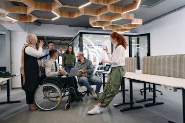 Bir girişim alanında beyin fırtınası yapan genç iş adamları grubu iş projelerini, yatırımları ve sorunların çözümünü tartışıyor.