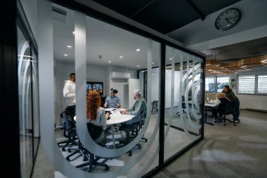 Çeşitli iş adamları, sanal gözlük takan, gelecekteki çalışma alanlarında yenilik ve yaratıcılık sergileyen yeni bir sanal gerçeklik teknolojisini dener ve denerler..