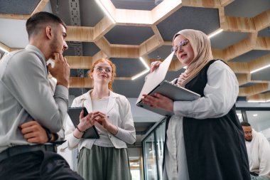Bir girişim alanında beyin fırtınası yapan genç iş adamları grubu iş projelerini, yatırımları ve sorunların çözümünü tartışıyor.