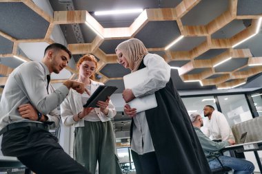 Bir girişim alanında beyin fırtınası yapan genç iş adamları grubu iş projelerini, yatırımları ve sorunların çözümünü tartışıyor.