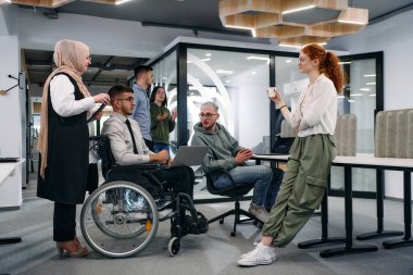 Bir girişim alanında beyin fırtınası yapan genç iş adamları grubu iş projelerini, yatırımları ve sorunların çözümünü tartışıyor.