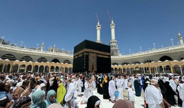 MECCA, SAUDI ARABIA - MAYIS 02 2024: Mescid Al Haram 'ın ikinci katından Kabe' nin etrafındaki bazı yeni yapılar vasıtasıyla görüntülenir. Yüksek kalite fotoğraf