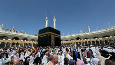 MECCA, SAUDI ARABIA - MAYIS 02 2024: Mescid Al Haram 'ın ikinci katından Kabe' nin etrafındaki bazı yeni yapılar vasıtasıyla görüntülenir. Yüksek kalite fotoğraf