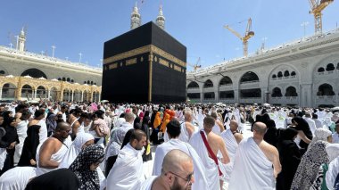 MECCA, SAUDI ARABIA - MAYIS 02 2024: Mescid Al Haram 'ın ikinci katından Kabe' nin etrafındaki bazı yeni yapılar vasıtasıyla görüntülenir. Yüksek kalite fotoğraf