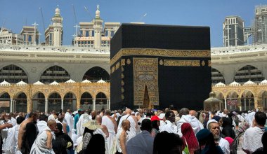 MECCA, SAUDI ARABIA - MAYIS 02 2024: Mescid Al Haram 'ın ikinci katından Kabe' nin etrafındaki bazı yeni yapılar vasıtasıyla görüntülenir. Yüksek kalite fotoğraf
