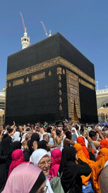 MECCA, SAUDI ARABIA - MAYIS 02 2024: Mescid Al Haram 'ın ikinci katından Kabe' nin etrafındaki bazı yeni yapılar vasıtasıyla görüntülenir. Yüksek kalite fotoğraf