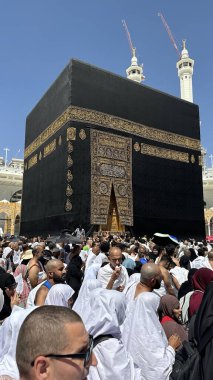 MECCA, SAUDI ARABIA - MAYIS 02 2024: Mescid Al Haram 'ın ikinci katından Kabe' nin etrafındaki bazı yeni yapılar vasıtasıyla görüntülenir. Yüksek kalite fotoğraf