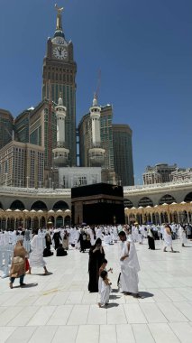 MECCA, SAUDI ARABIA - MAYIS 02 2024: Mescid Al Haram 'ın ikinci katından Kabe' nin etrafındaki bazı yeni yapılar vasıtasıyla görüntülenir. Yüksek kalite fotoğraf