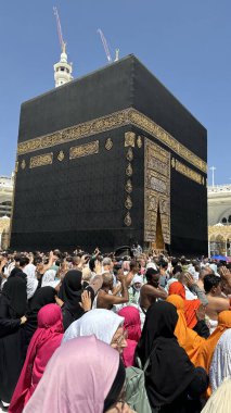MECCA, SAUDI ARABIA - MAYIS 02 2024: Mescid Al Haram 'ın ikinci katından Kabe' nin etrafındaki bazı yeni yapılar vasıtasıyla görüntülenir. Yüksek kalite fotoğraf