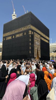 MECCA, SAUDI ARABIA - MAYIS 02 2024: Mescid Al Haram 'ın ikinci katından Kabe' nin etrafındaki bazı yeni yapılar vasıtasıyla görüntülenir. Yüksek kalite fotoğraf