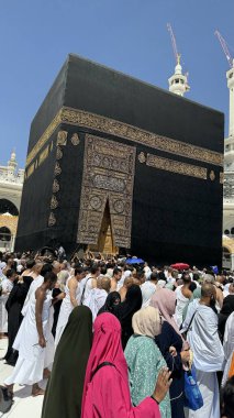 MECCA, SAUDI ARABIA - MAYIS 02 2024: Mescid Al Haram 'ın ikinci katından Kabe' nin etrafındaki bazı yeni yapılar vasıtasıyla görüntülenir. Yüksek kalite fotoğraf