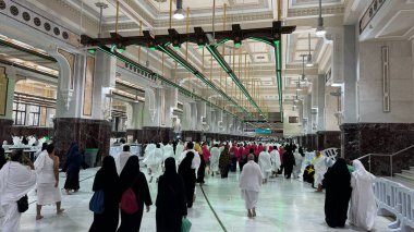 Mekke, Suudi Arabistan, 2 Mayıs 2024: Mekke 'de Hac ve Umrah sırasında Safa ile Marwa arasında Sai yapan Müslüman hacılar. Kutsal bir İslam ritüeli Hajars yolculuğunun izini sürüyor, iki tepenin arasında geçiyor.