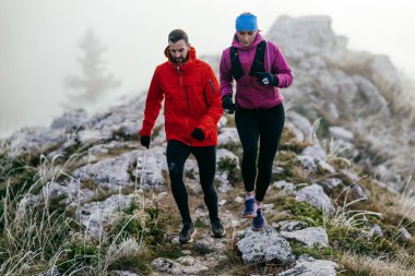 Dağ yolunda koşan bir çiftin izini sürüyorum. Bir çift sabahın erken saatlerinde kros koşusu yapıyor..