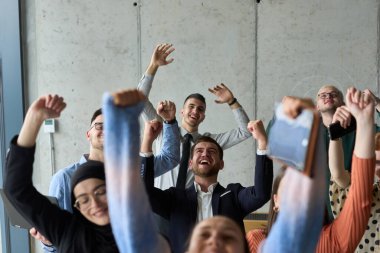 Çeşitli iş adamlarından oluşan bir ekip modern bir ofiste başarılarını coşkuyla kutluyor, amaçlarına ulaştıktan sonra zafer ve birlik içinde olduklarını ifade ediyorlar.. 