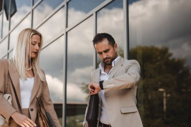 Uzun bir çalışmadan sonra modern iş çifti, evlerinin rahatlığı için birlikte yürüyorlar, profesyonel başarı ve kişisel memnuniyetin mükemmel bir karışımını oluşturuyorlar..