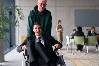 Ofiste Kahkahalar ve Neşeyle Yuvarlanırken Tekerlekli Sandalyede Eğlence Yöneticisi