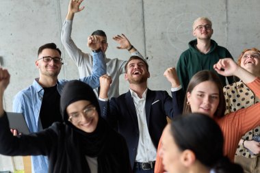 Çeşitli iş adamlarından oluşan bir ekip modern bir ofiste başarılarını coşkuyla kutluyor, amaçlarına ulaştıktan sonra zafer ve birlik içinde olduklarını ifade ediyorlar.. 