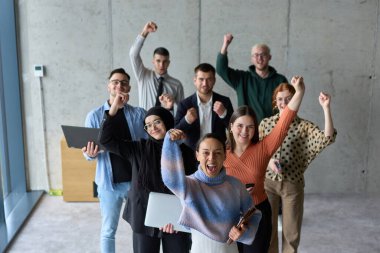 Çeşitli iş adamlarından oluşan bir ekip modern bir ofiste başarılarını coşkuyla kutluyor, amaçlarına ulaştıktan sonra zafer ve birlik içinde olduklarını ifade ediyorlar.. 