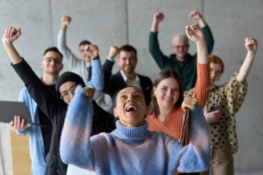Çeşitli iş adamlarından oluşan bir ekip modern bir ofiste başarılarını coşkuyla kutluyor, amaçlarına ulaştıktan sonra zafer ve birlik içinde olduklarını ifade ediyorlar.. 