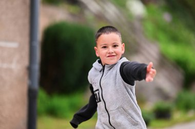 Çocuklar parkta birlikte oynuyorlar ya da oyun oynuyorlar. 