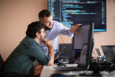 Derin işbirliğine dalmış programcılar, karmaşık sorunları çözmek ve sorunsuz işlevselliğe sahip yenilikçi mobil uygulamalar geliştirmek için özenle birlikte çalışıyorlar