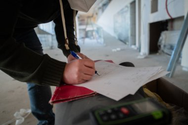 Mühendislerin yakın plan resimleri titizlikle bir mimari projeyi çiziyor, hassasiyeti, yaratıcılığı yakalıyor ve yenilikçi tasarımları hayata geçirmeye odaklanıyor.. 