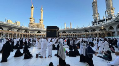 Kâbe 'yi ziyaret edenler, sabah namazından sonra Mescid-i Haram' da ibadet ederler. 