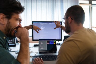 Derin işbirliğine dalmış programcılar, karmaşık sorunları çözmek ve sorunsuz işlevselliğe sahip yenilikçi mobil uygulamalar geliştirmek için özenle birlikte çalışıyorlar
