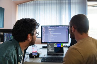Derin işbirliğine dalmış programcılar, karmaşık sorunları çözmek ve sorunsuz işlevselliğe sahip yenilikçi mobil uygulamalar geliştirmek için özenle birlikte çalışıyorlar