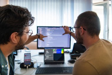 Derin işbirliğine dalmış programcılar, karmaşık sorunları çözmek ve sorunsuz işlevselliğe sahip yenilikçi mobil uygulamalar geliştirmek için özenle birlikte çalışıyorlar