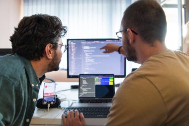 Derin işbirliğine dalmış programcılar, karmaşık sorunları çözmek ve sorunsuz işlevselliğe sahip yenilikçi mobil uygulamalar geliştirmek için özenle birlikte çalışıyorlar
