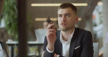 İşletme ofisindeki uygun bir yönetici, iş dünyasındaki stratejik düşünce ve karar verme mekanizmasını örnek alarak, yeni iş girişimlerini tasarlamak için bir kalem kullanır.. 