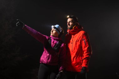 Eğitimden sonra nefes almaktan sıkılan koşucular, teknoloji sporu saatlerine bakmaktan, kalp atış hızı verilerini ve navigasyonlarını kontrol etmekten bıktılar. İki sporcu bir dağda birlikte koşuyor..