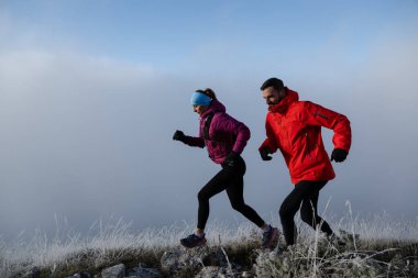 Dağ yolunda koşan bir çiftin izini sürüyorum. Bir çift sabahın erken saatlerinde kros koşusu yapıyor..