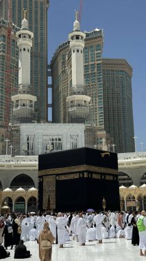 MECCA, SAUDI ARABIA - MAYIS 02 2024: Mescid Al Haram 'ın ikinci katından Kabe' nin etrafındaki bazı yeni yapılar vasıtasıyla görüntülenir. Yüksek kalite fotoğraf