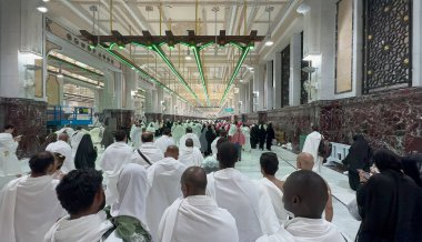Mekke, Suudi Arabistan, 2 Mayıs 2024: Mekke 'de Hac ve Umrah sırasında Safa ile Marwa arasında Sai yapan Müslüman hacılar. Kutsal bir İslam ritüeli Hajars yolculuğunun izini sürüyor, iki tepenin arasında geçiyor.