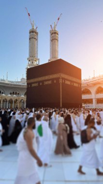 MECCA, SAUDI ARABIA - MAYIS 02 2024: Mescid Al Haram 'ın ikinci katından Kabe' nin etrafındaki bazı yeni yapılar vasıtasıyla görüntülenir. Yüksek kalite fotoğraf