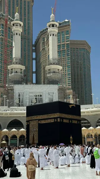 MECCA, SAUDI ARABIA - MAYIS 02 2024: Mescid Al Haram 'ın ikinci katından Kabe' nin etrafındaki bazı yeni yapılar vasıtasıyla görüntülenir. Yüksek kalite fotoğraf