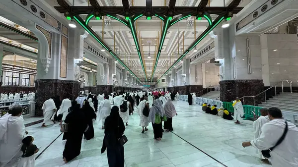 Mekke, Suudi Arabistan, 2 Mayıs 2024: Mekke 'de Hac ve Umrah sırasında Safa ile Marwa arasında Sai yapan Müslüman hacılar. Kutsal bir İslam ritüeli Hajars yolculuğunun izini sürüyor, iki tepenin arasında geçiyor.