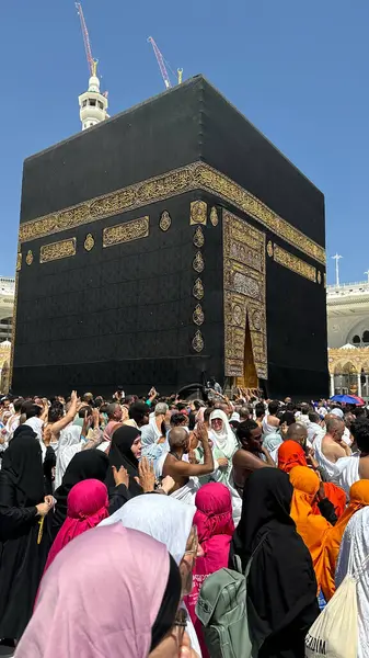 MECCA, SAUDI ARABIA - MAYIS 02 2024: Mescid Al Haram 'ın ikinci katından Kabe' nin etrafındaki bazı yeni yapılar vasıtasıyla görüntülenir. Yüksek kalite fotoğraf