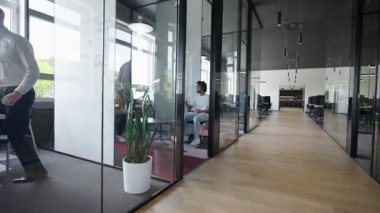 Modern başlangıç merkezleri çağdaş bir kurumsal ortamda cam ofislerden oluşur, modern bir çalışma alanının gösterişli, yenilikçi ve minimalist tasarım estetiğini vurgularlar. 