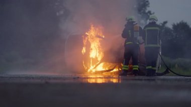 İtfaiyeciler yangını kontrol etmek için alevlerle savaşır, yayılmak için değil. İtfaiyeci endüstriyel ve kamu güvenliği kavramı. Trafik ya da araba kazası kurtarma ve eyleme yardım. Yüksek kalite fotoğraf