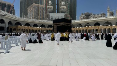 MECCA, SAUDI ARABIA - MAYIS 02 2024: Mescid Al Haram 'ın ikinci katından Kabe' nin etrafındaki bazı yeni yapılar vasıtasıyla görüntülenir. Yüksek kalite fotoğraf