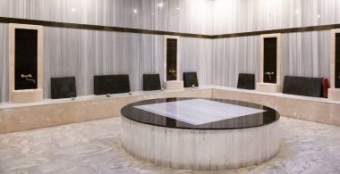 Hastaların iyileşmesi ve dinlenmesi için rahatlatıcı ve tedavi edici bir ortam sağlamak amacıyla modern bir rehabilitasyon kliniğinde geleneksel bir Türk hamamı.