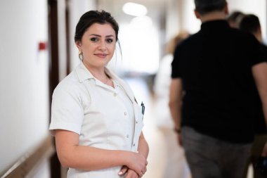 Yorgun bir hemşire hastane koridorunda dinlenmek için uzun ve zahmetli bir vardiyaya kafa yorar.